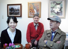 戸田先生（左）　画廊主　加藤さん（中央）